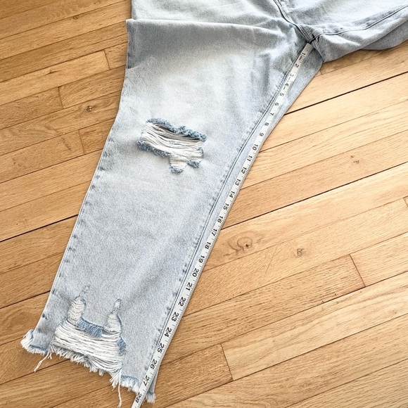 Good American Good Classic Distressed Straight Leg Jeans - Picture 13 of 14